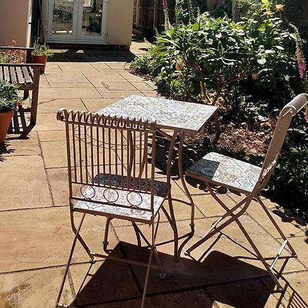 Cheerful, Cosy, One Bedroom Home With Patio And Parking Newbury  Exteriör bild