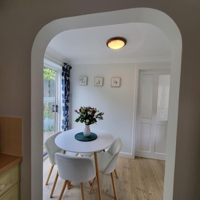 Cheerful, Cosy, One Bedroom Home With Patio And Parking Newbury  Exteriör bild
