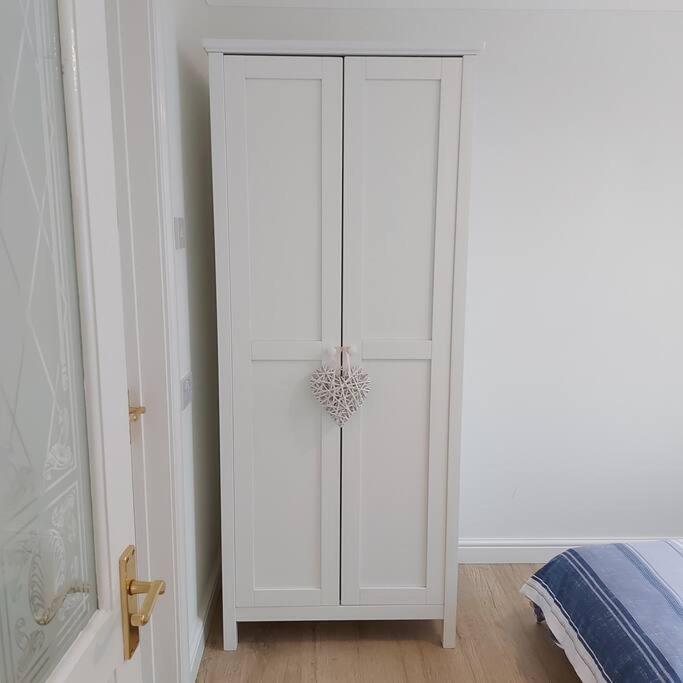 Cheerful, Cosy, One Bedroom Home With Patio And Parking Newbury  Exteriör bild