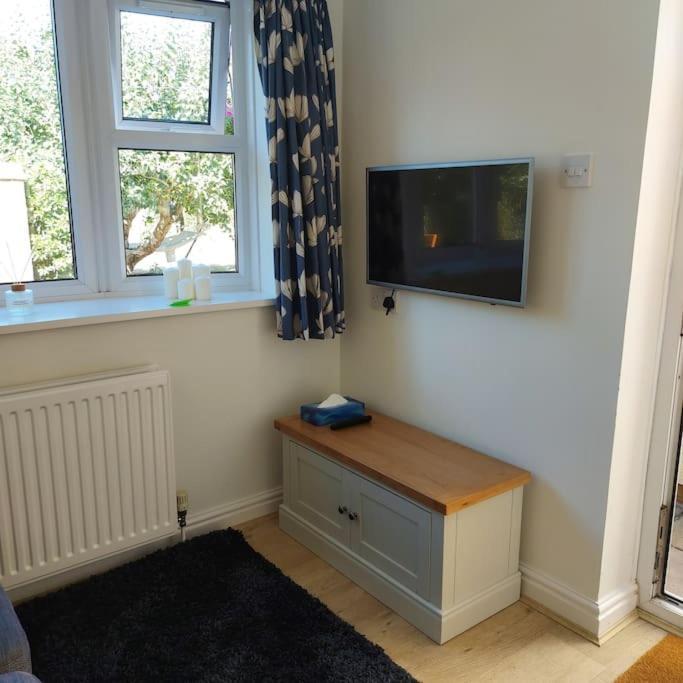 Cheerful, Cosy, One Bedroom Home With Patio And Parking Newbury  Exteriör bild