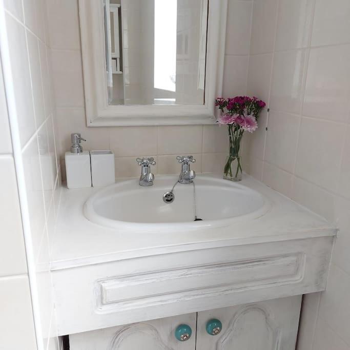 Cheerful, Cosy, One Bedroom Home With Patio And Parking Newbury  Exteriör bild