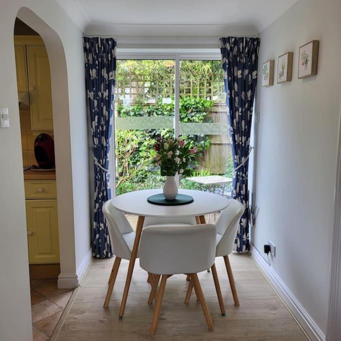 Cheerful, Cosy, One Bedroom Home With Patio And Parking Newbury  Exteriör bild