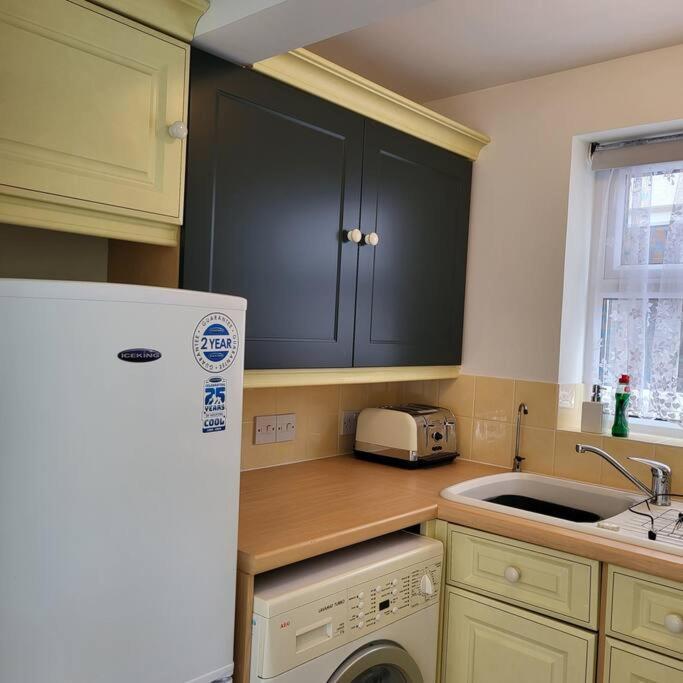 Cheerful, Cosy, One Bedroom Home With Patio And Parking Newbury  Exteriör bild