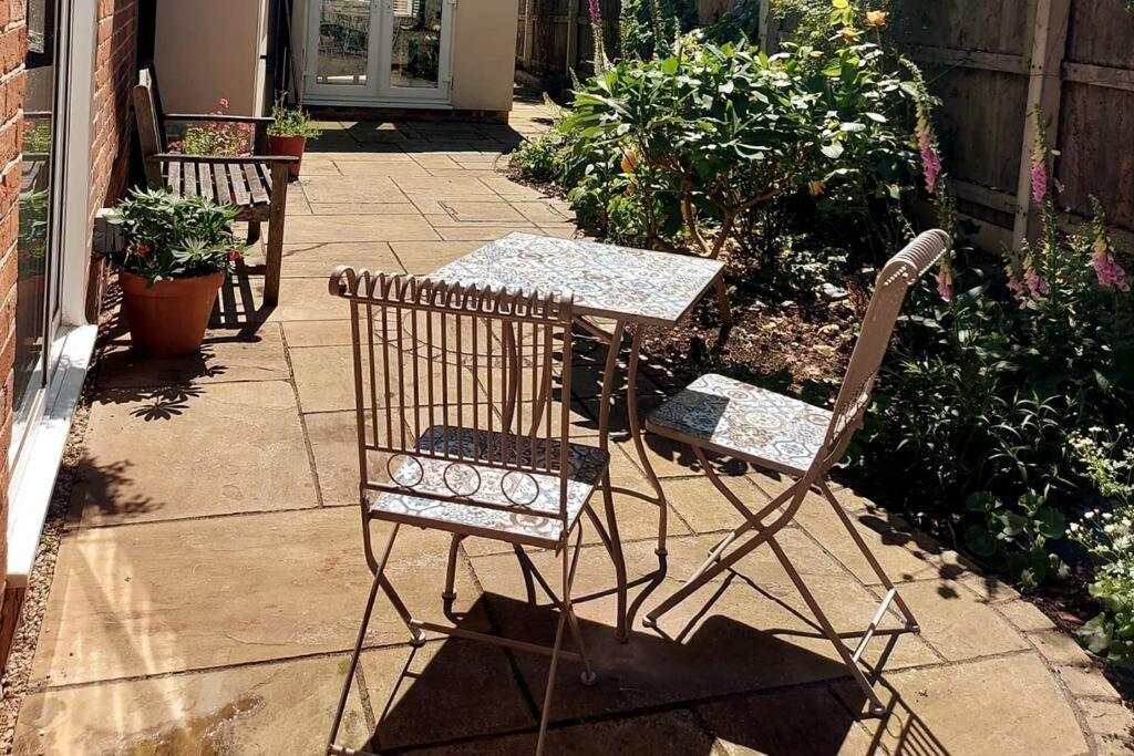 Cheerful, Cosy, One Bedroom Home With Patio And Parking Newbury  Exteriör bild