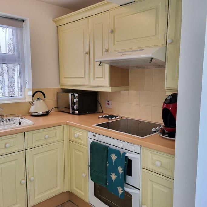 Cheerful, Cosy, One Bedroom Home With Patio And Parking Newbury  Exteriör bild