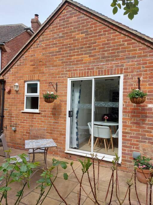 Cheerful, Cosy, One Bedroom Home With Patio And Parking Newbury  Exteriör bild